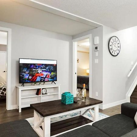 Modern Executive Suite I Complimentary Netflix & Parking! Edmonton Extérieur photo