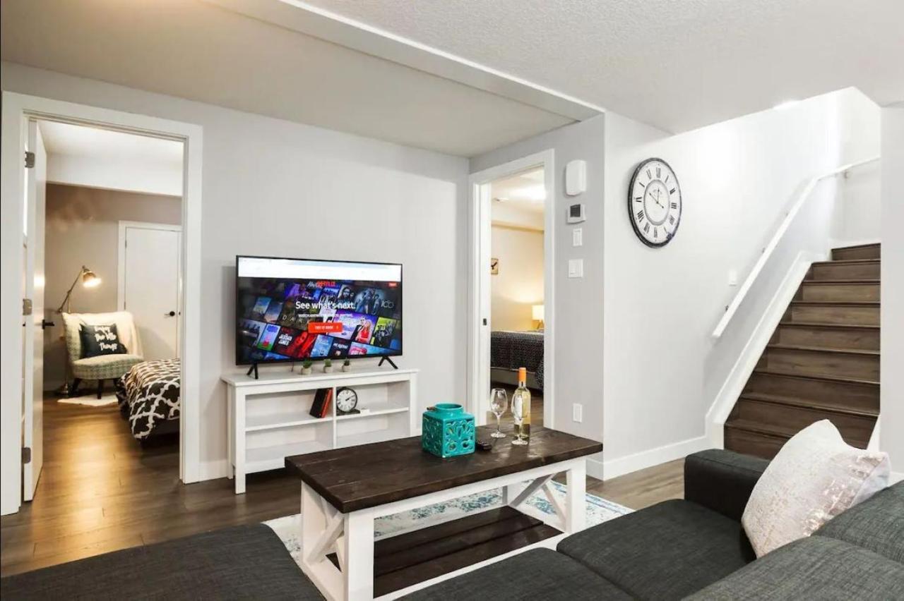 Modern Executive Suite I Complimentary Netflix & Parking! Edmonton Extérieur photo