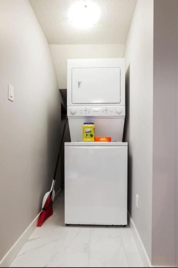 Modern Executive Suite I Complimentary Netflix & Parking! Edmonton Extérieur photo