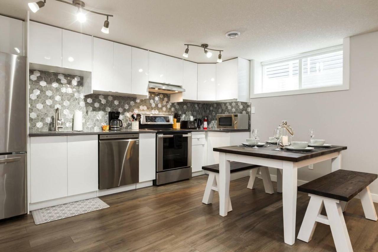 Modern Executive Suite I Complimentary Netflix & Parking! Edmonton Extérieur photo
