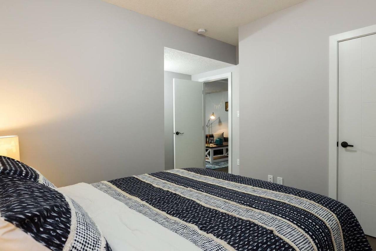 Modern Executive Suite I Complimentary Netflix & Parking! Edmonton Extérieur photo