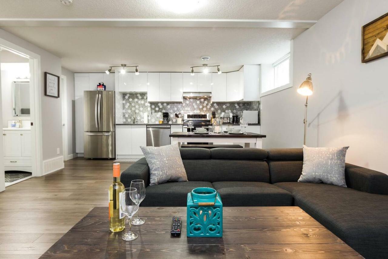 Modern Executive Suite I Complimentary Netflix & Parking! Edmonton Extérieur photo
